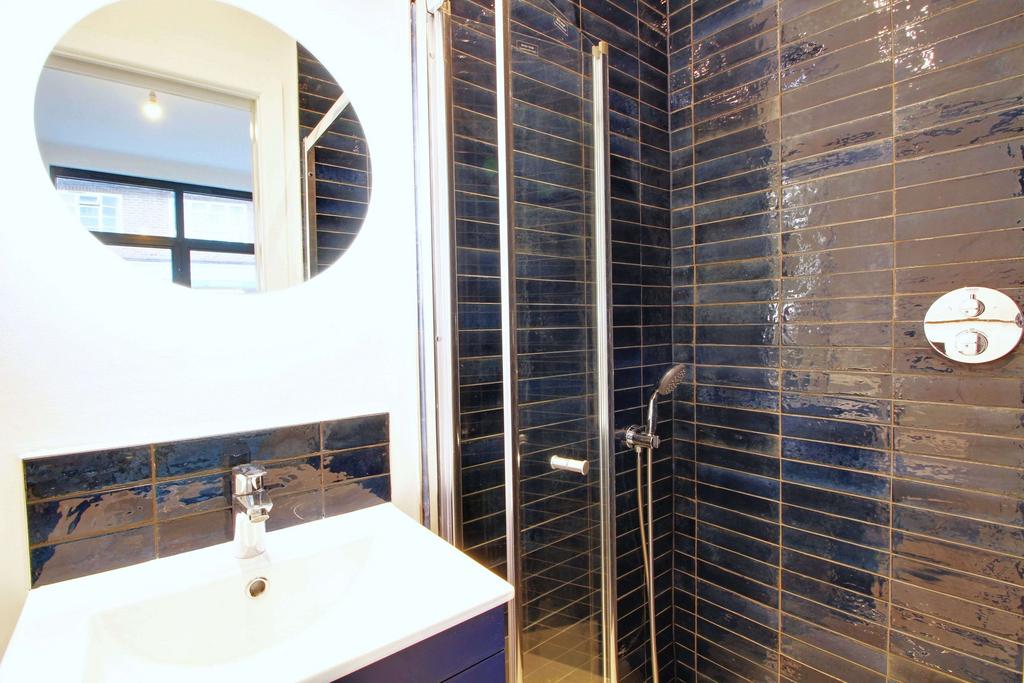 Ensuite to Bed 3