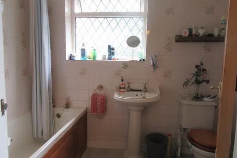 3 bedroom semi-detached house to rent, Beech Walk, Stretford, Manchester. M32 9AG