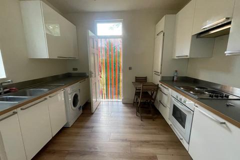 Studio to rent, Oakleigh Road South, Arnos Grove