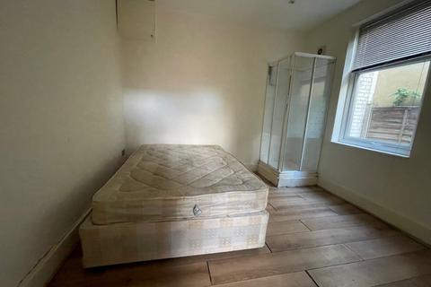 Studio to rent, Oakleigh Road South, Arnos Grove