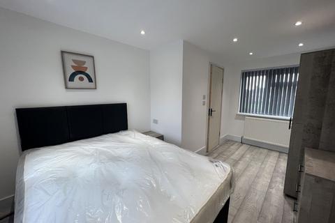 4 bedroom property for sale - Brabazon Road, Hounslow, London, TW5 9LN