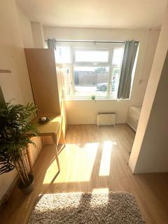 Studio to rent, Feltham TW14