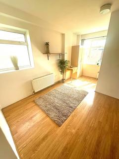 Studio to rent, Feltham TW14