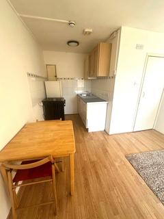 Studio to rent, Feltham TW14