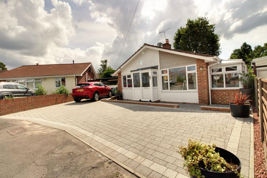 OAK CLOSE, COWPLAIN, WATERLOOVILLE 2 bed detached bungalow for sale £