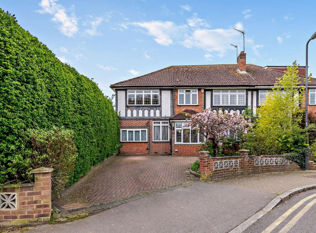 V Avenue, Pinner, HA5 6 bed semidetached house for sale £900,000