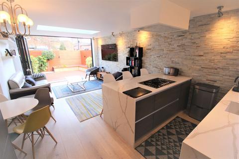 3 bedroom semi-detached house to rent, Heathfield Close, London