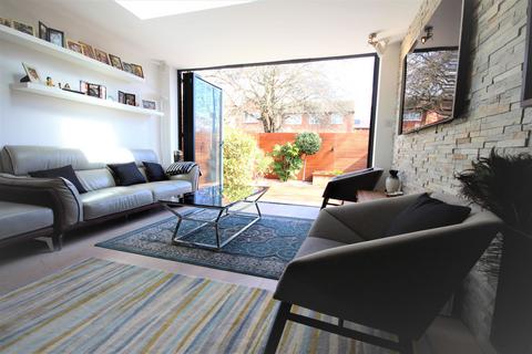 3 bedroom semi-detached house to rent, Heathfield Close, London