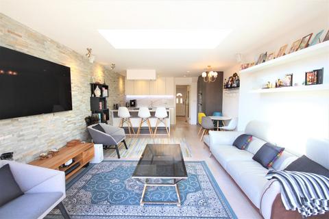 3 bedroom semi-detached house to rent, Heathfield Close, London