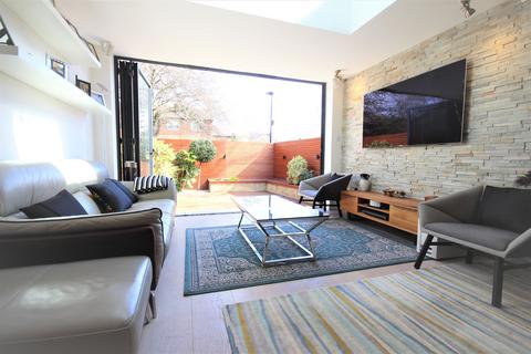 3 bedroom semi-detached house to rent, Heathfield Close, London