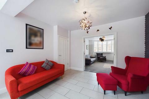 14 Cedar Walk, Hemel Hempstead, HP3 9EB