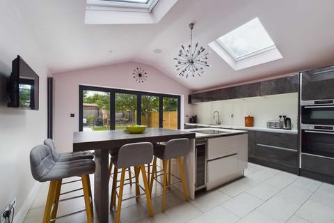 14 Cedar Walk, Hemel Hempstead, HP3 9EB
