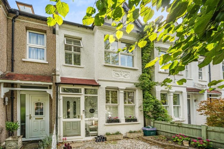 Prince Avenue London SW20 2 bed house £2,350 pcm (£542 pw)