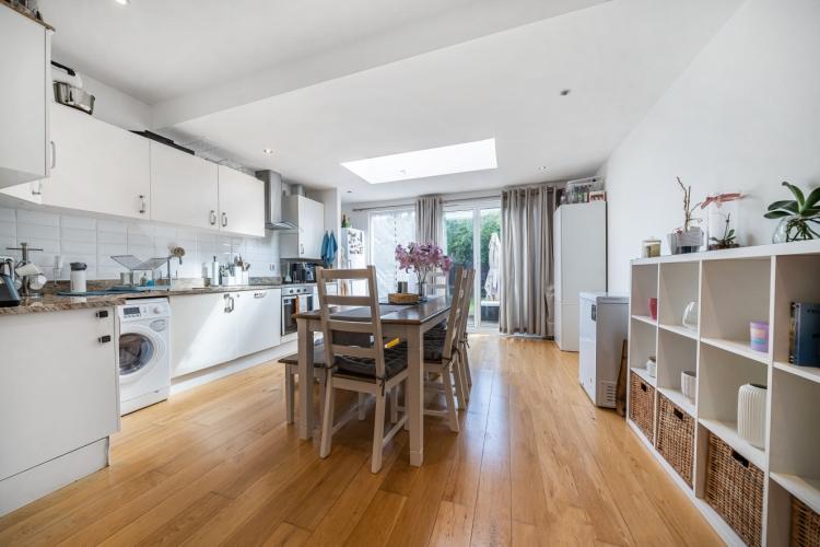 Prince Avenue London SW20 2 bed house £2,350 pcm (£542 pw)