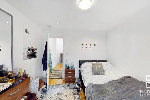 Property to rent, Elmfield Road, Balham