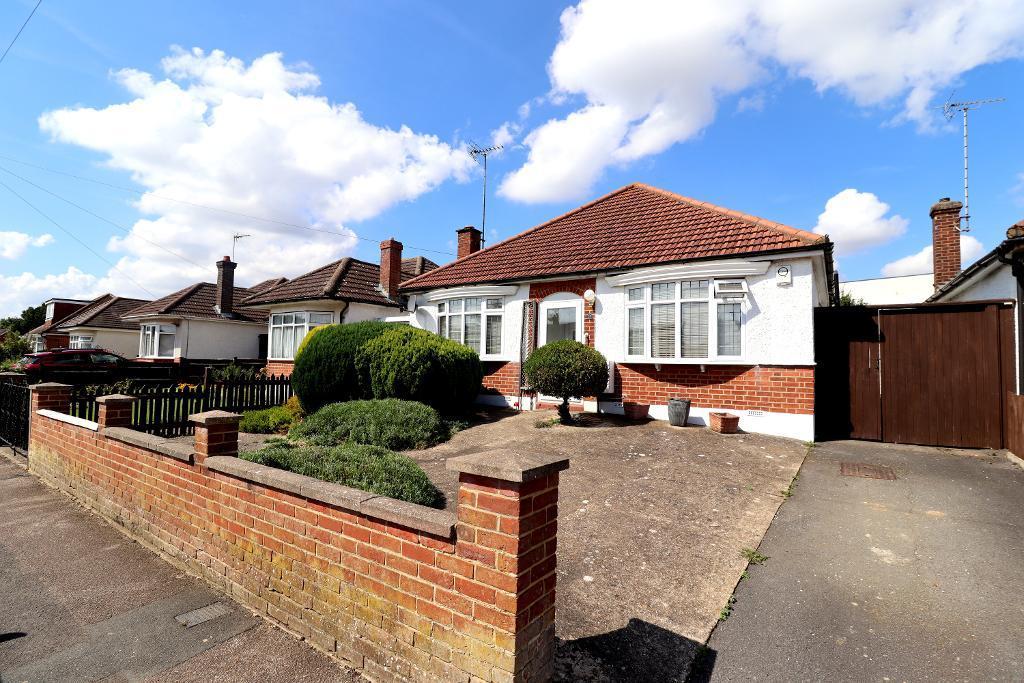Mixes Hill, Stopsley, Luton... 2 bed detached bungalow for sale £380,000