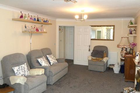 2 bedroom flat to rent, Boughton Avenue, Rhyl, Denbighshire, LL18 3EW