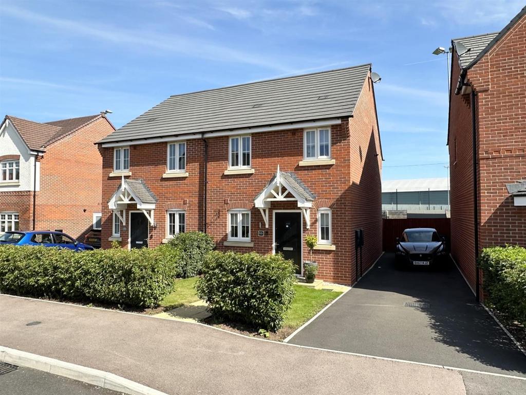 Estcourt Close, Gloucester 3 bed semidetached house for sale £315,000