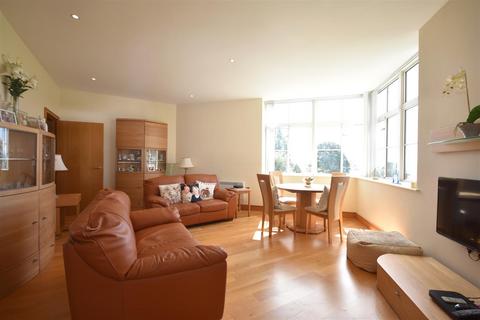 2 bedroom apartment for sale, 117 Headlands, Hayes Point Sully, Penarth, Vale of Glamorgan, CF64 5QH