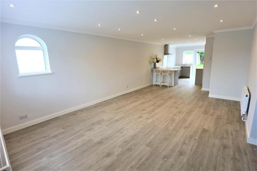 Cardigan Crescent, Boverton, Llantwit Major, Vale Of CF61 2GP 3 bed detached bungalow