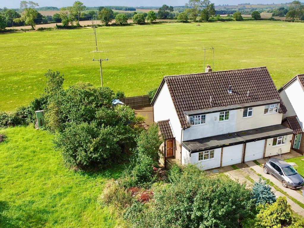Old Road, Walgrave, Northamptonshire NN6 3 bed semidetached house for