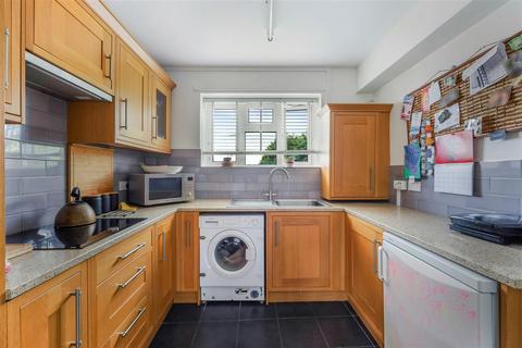 2 bedroom flat for sale, Radstock Way, Redhill RH1