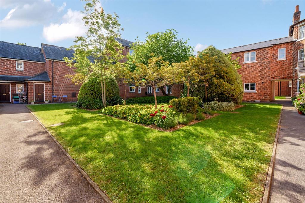 Cardinal Mews, Andover SP10 1 bed flat for sale £152,500