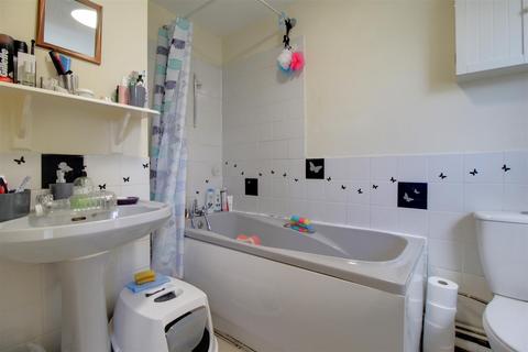 10 Beckside Court, Gloucester, GL1 4BJ