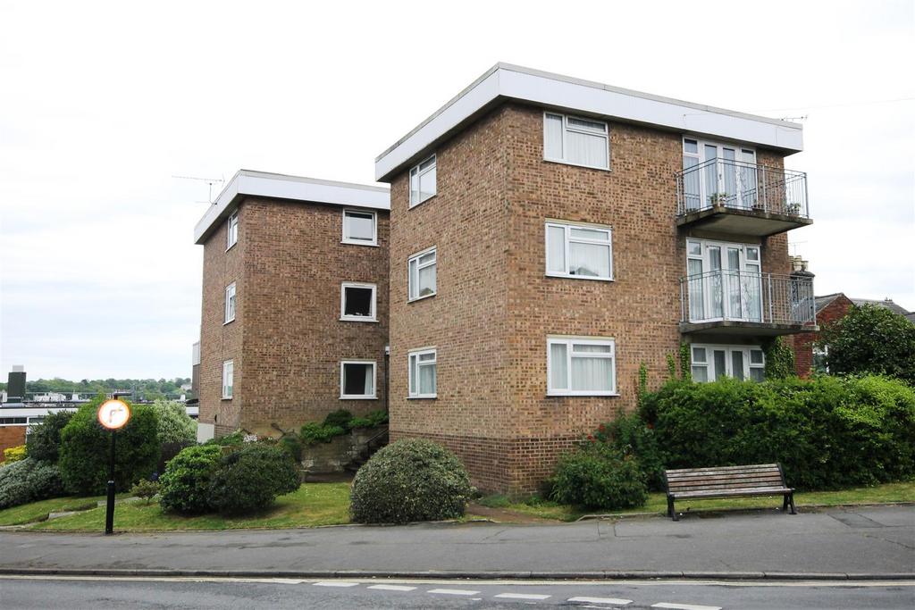 Mill Hill Road, Cowes 2 bed apartment £875 pcm (£202 pw)