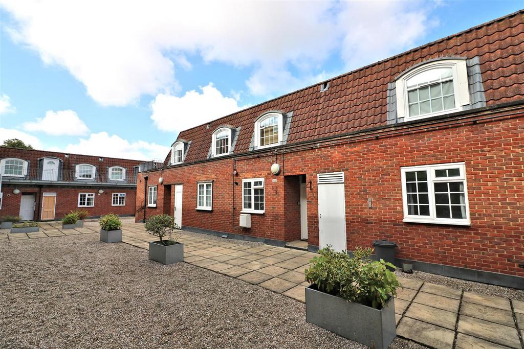 Longcroft House, Welwyn Garden City, AL8 2 bed flat for sale £269,995