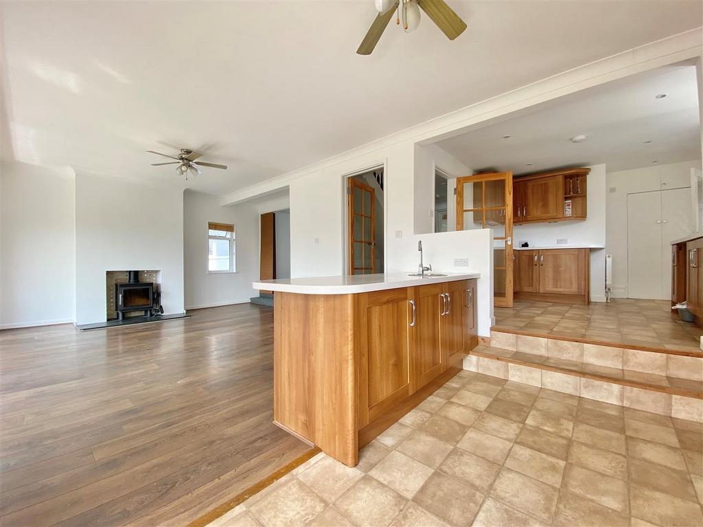 2 Higher Raleigh Road, Barnstaple 4 bed detached house for sale £630,000