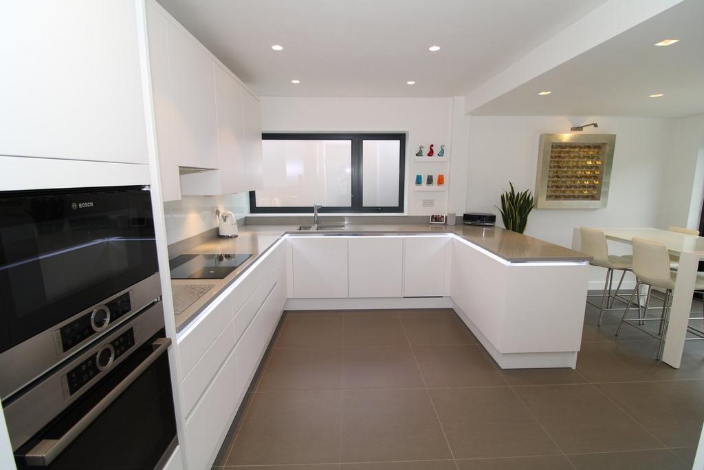 Kemble Drive, Bromley, BR2 2 bed detached bungalow £750,000