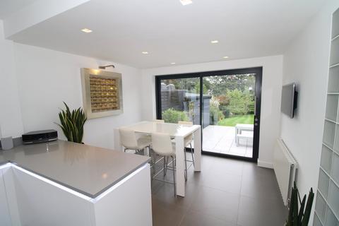 2 Kemble Drive, Bromley, BR2 8PZ