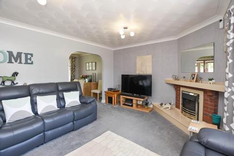 3 bedroom detached bungalow for sale - Aspull Close, Birchwood, Warrington, WA3 7NE