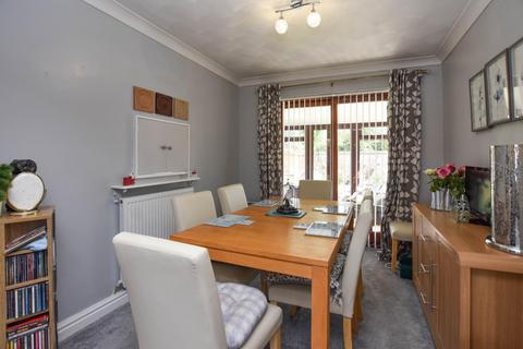 3 bedroom detached bungalow for sale - Aspull Close, Birchwood, Warrington, WA3 7NE