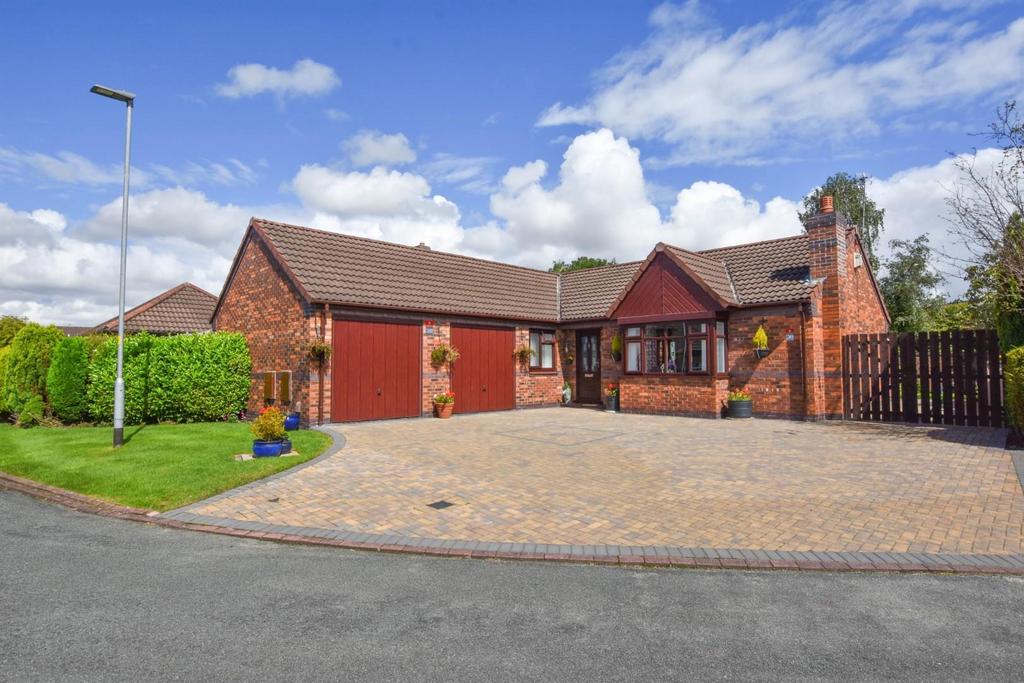 Aspull Close, Birchwood, Warrington, WA3 7NE 3 bed detached bungalow