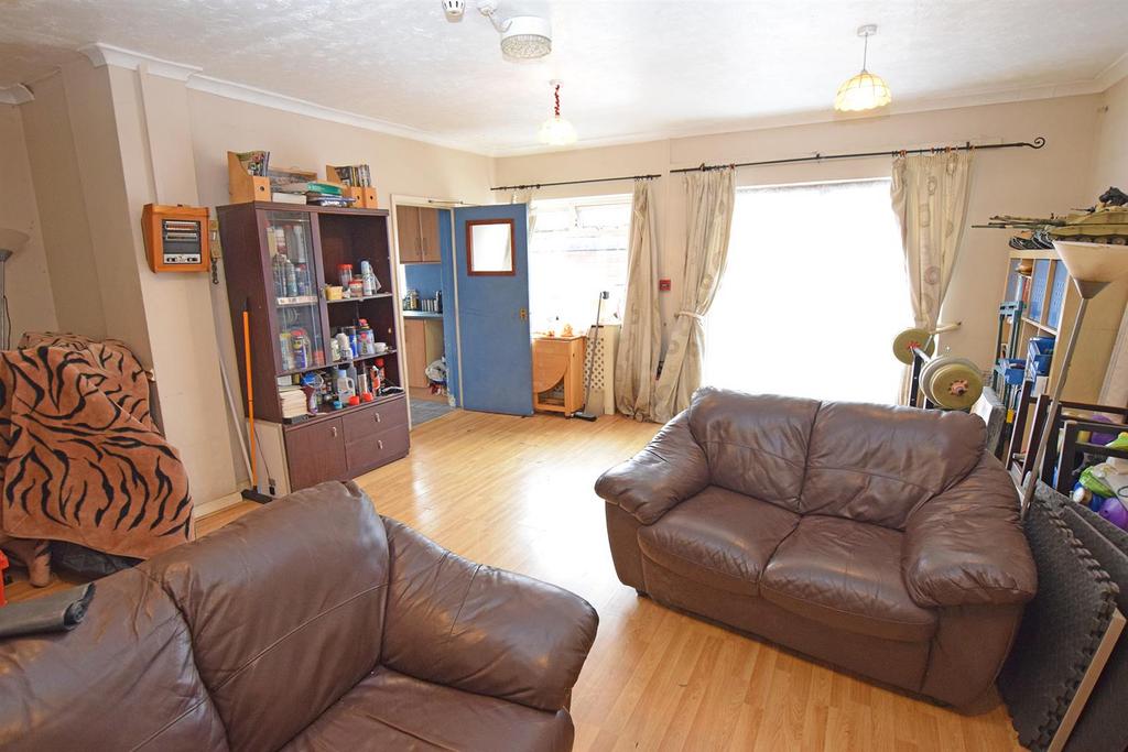 Ingram Road, Gillingham 6 bed detached house £400,000