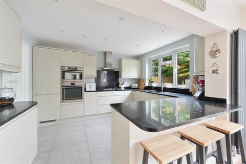 3 bedroom detached house for sale - Downs Way Close, Tadworth