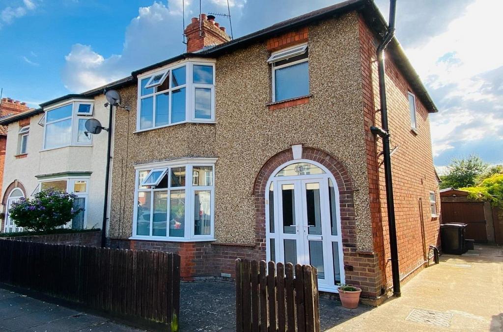 Hawthorn Road, Abington, Northampton NN3 3 bed semidetached house for