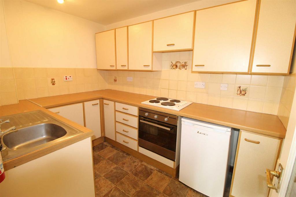 Chapel Street, Glossop 2 bed flat to rent £675 pcm (£156 pw)