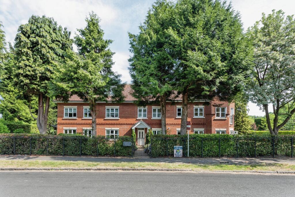 The Avenue, Tadworth, KT20 3 bed apartment £1,800 pcm (£415 pw)