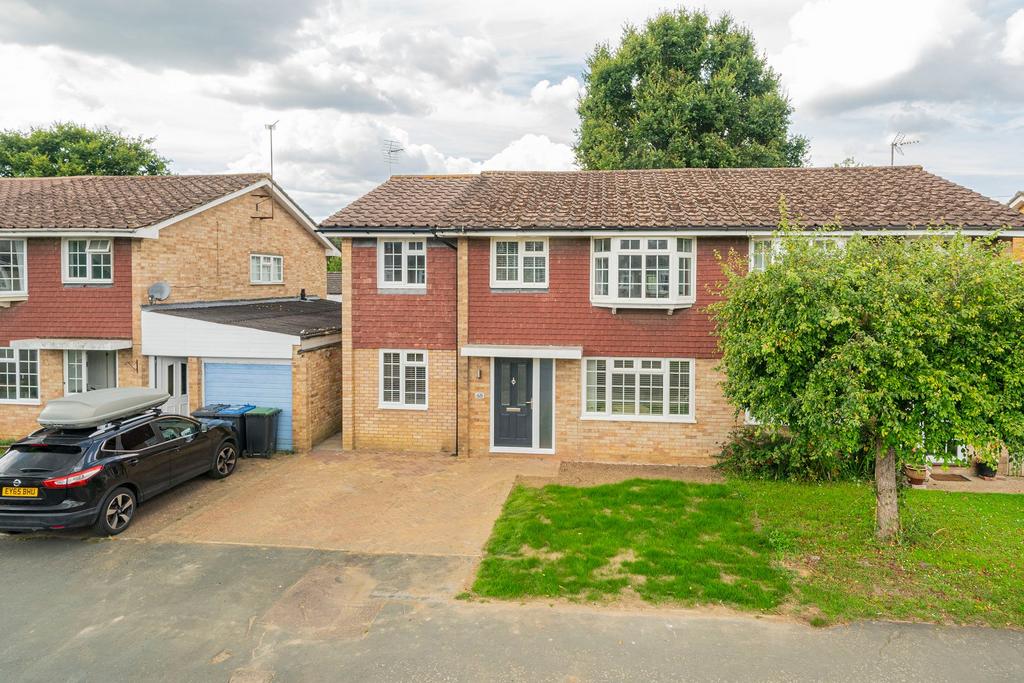 Meadow Drive, Lindfield, Haywards Heath, West Sussex, RH16 4 bed semi