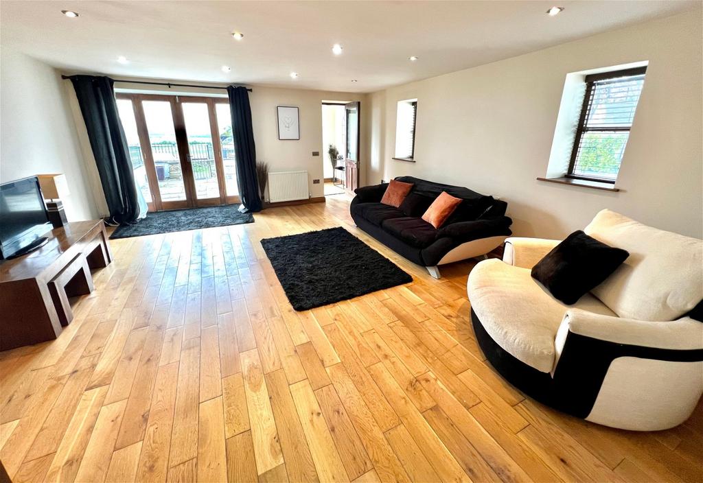 Keresforth Hall Drive, Barnsley, S70 6NH 3 bed barn conversion £1,100