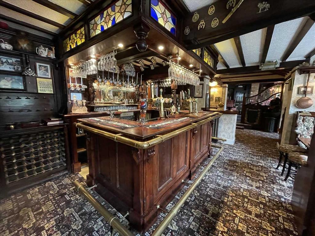 Restaurant & Bar