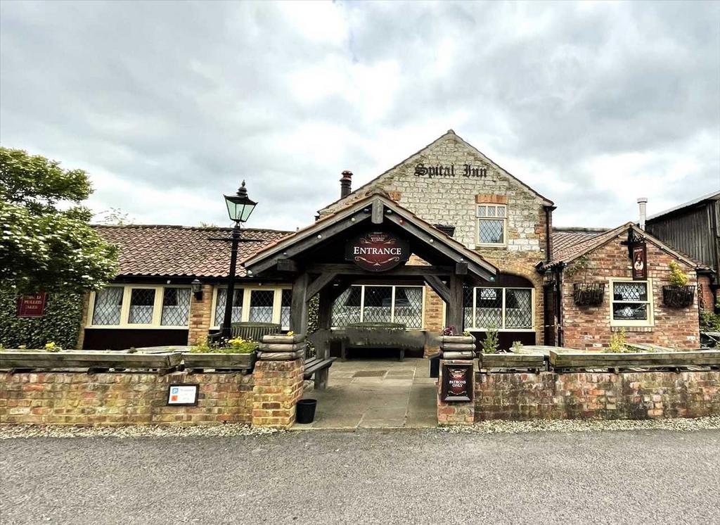 Restaurant &amp; Bar