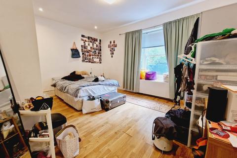 4 bedroom flat to rent, Hillmarton road, Holloway.