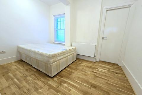 4 bedroom flat to rent, Hillmarton road, Holloway.