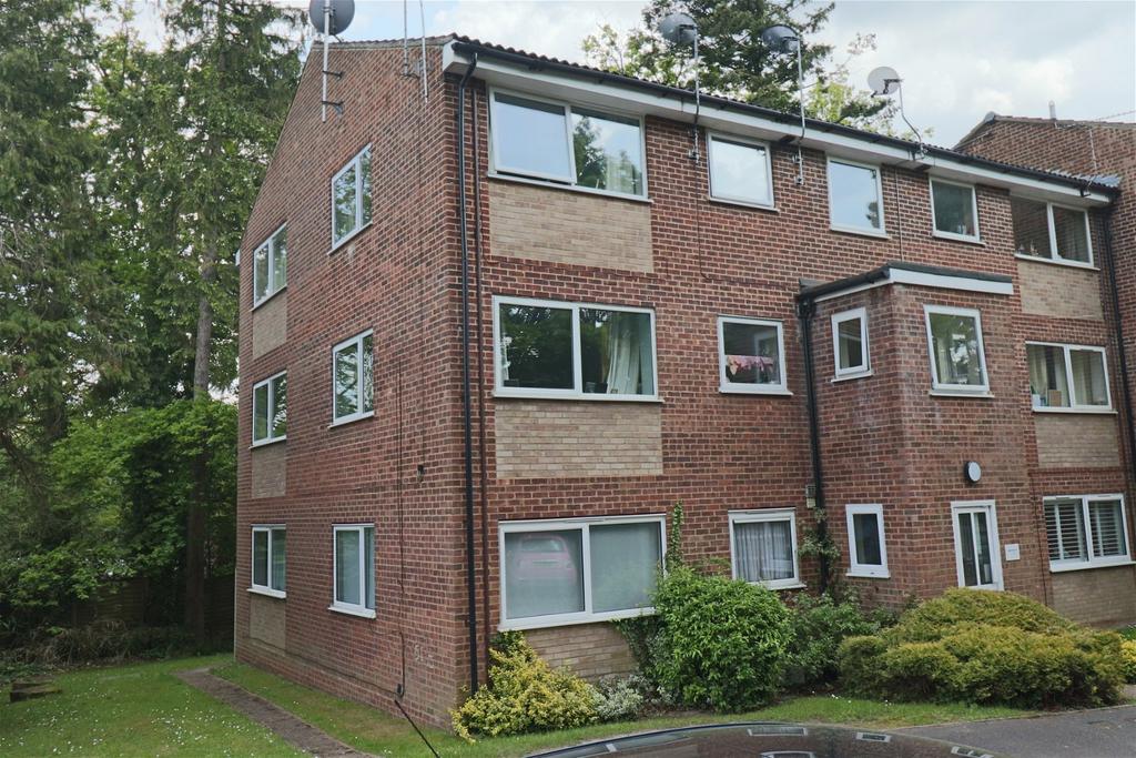 Kings Road, Fleet GU51 3 bed flat for sale £215,000