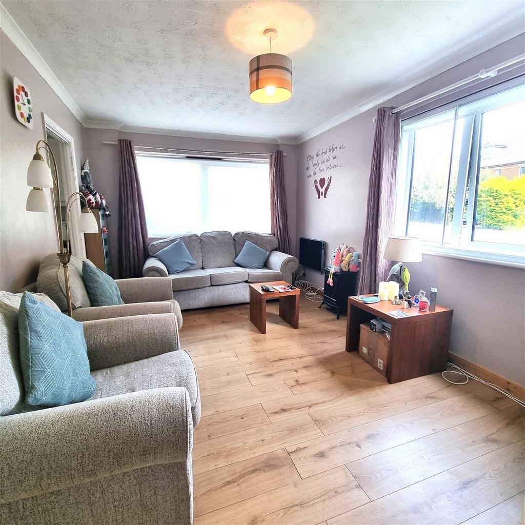 Kings Road, Fleet GU51 3 bed flat for sale £215,000
