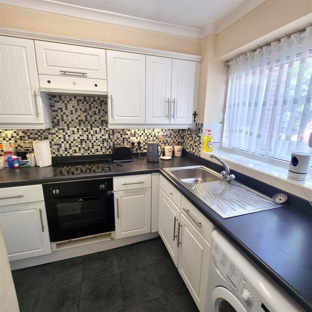 Kings Road, Fleet GU51 3 bed flat for sale £215,000